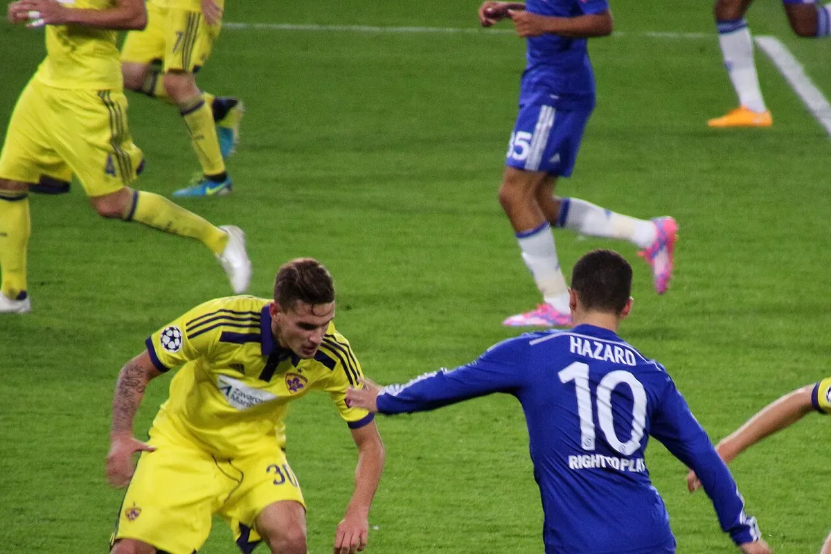 Jugadores del Chelsea disputan un partido de la Champions League contra el Maribor con la indumentaria del club.