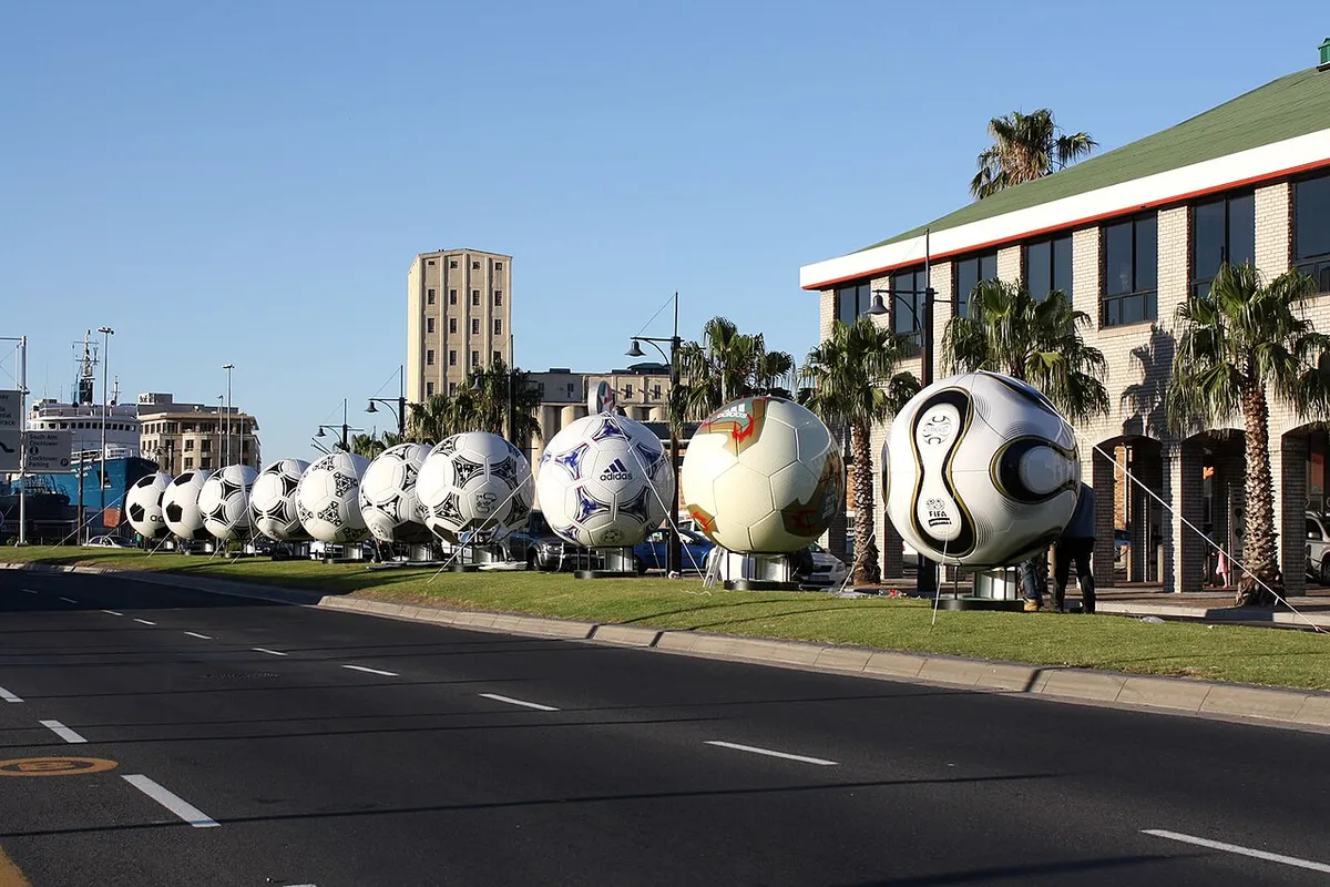 Exhibición de réplicas gigantes de balones de distintas Copas del Mundo.