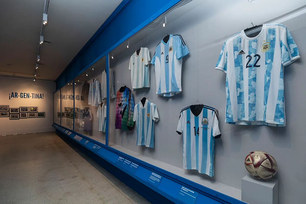 Varias camisetas históricas de la selección argentina expuestas en el Museo Histórico Nacional.