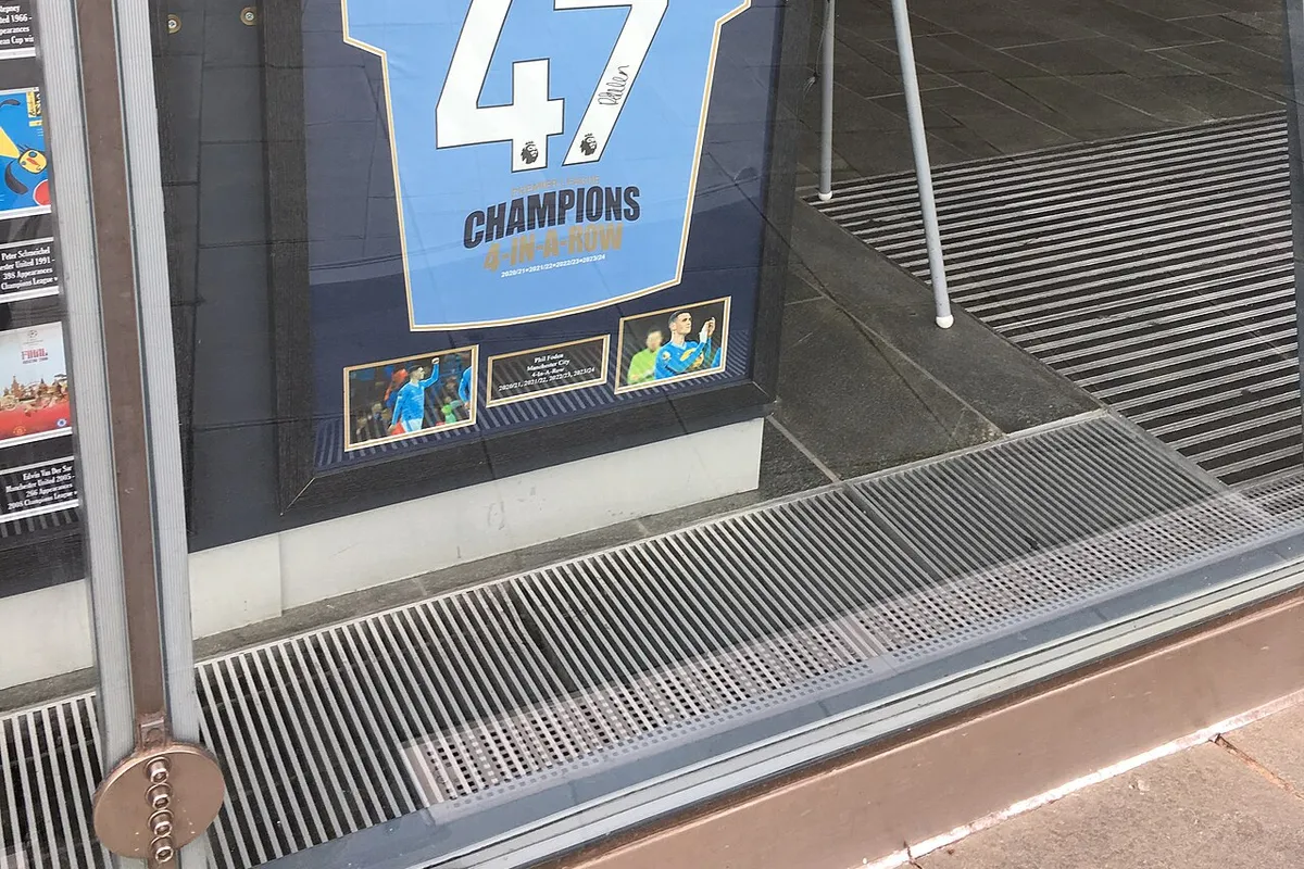 Camiseta del Manchester City de Phil Foden, exhibida en el exterior del National Football Museum.