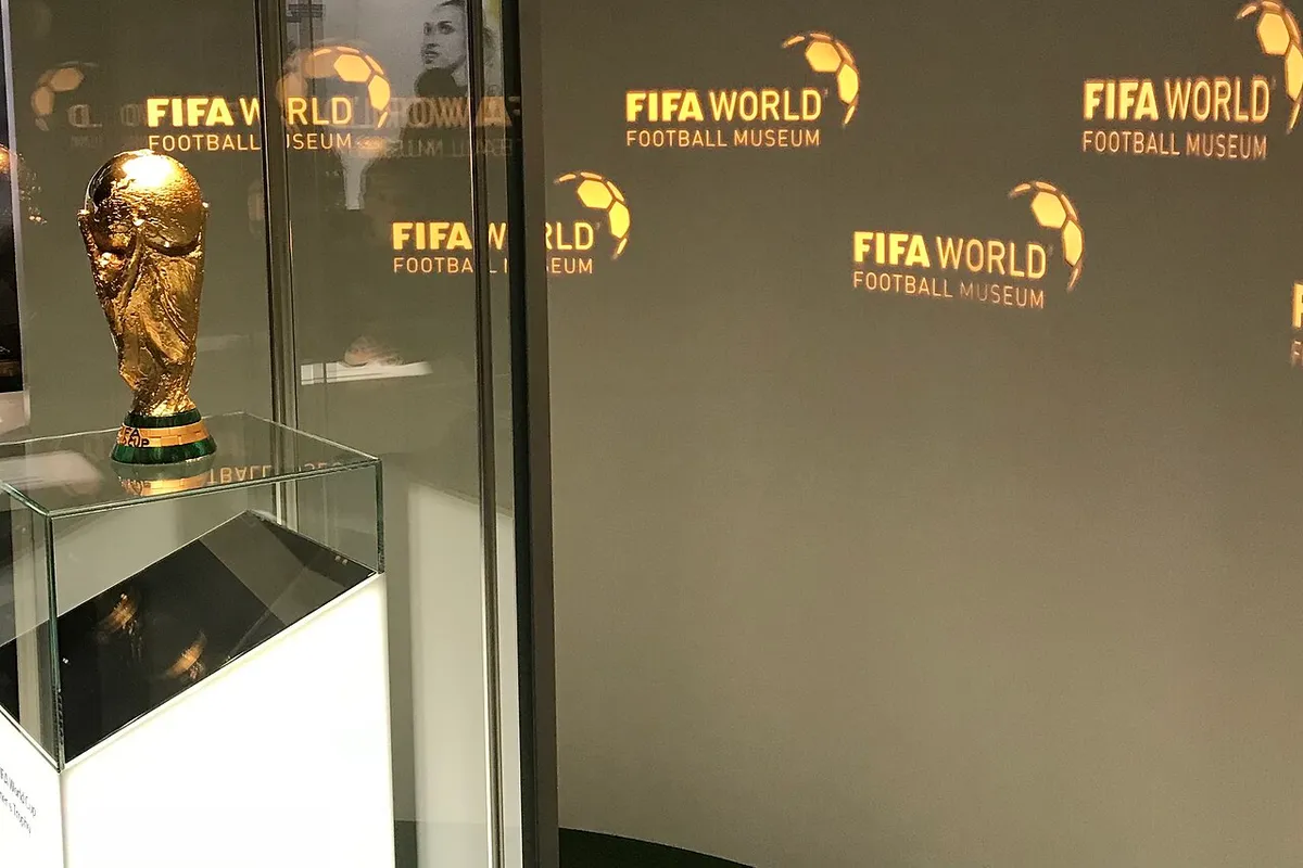 Trofeo de la Copa Mundial de la FIFA exhibido en el Museo de la FIFA, en Zúrich.