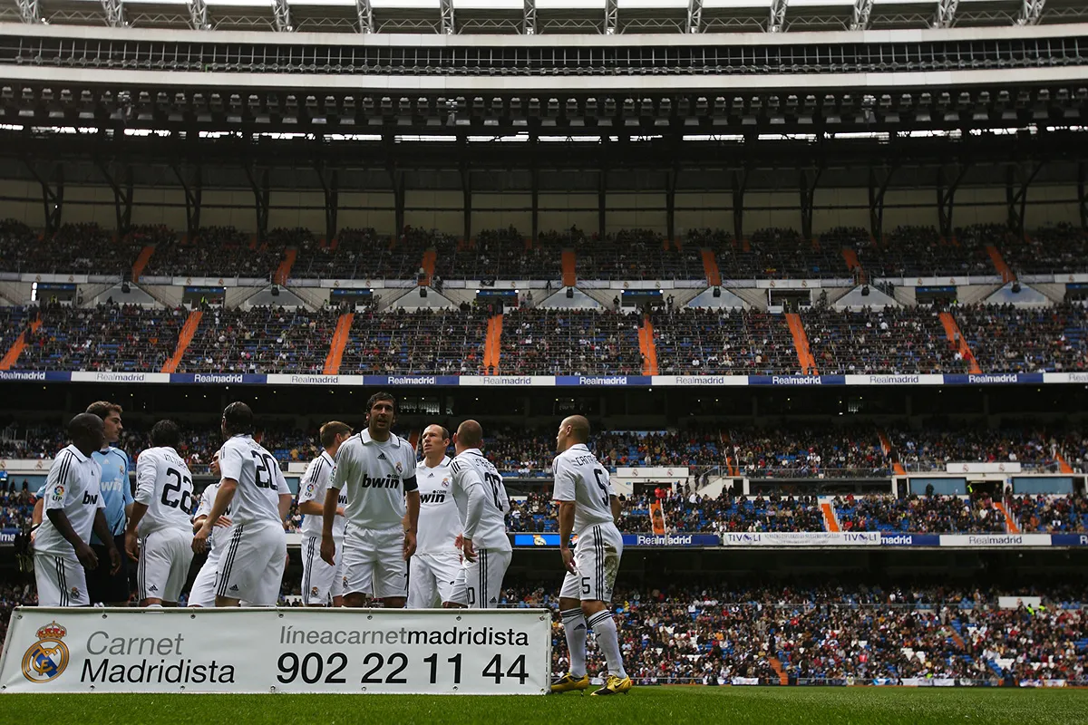 El Real Madrid posa con su equipación antes de un partido de La Liga en el Santiago Bernabéu.