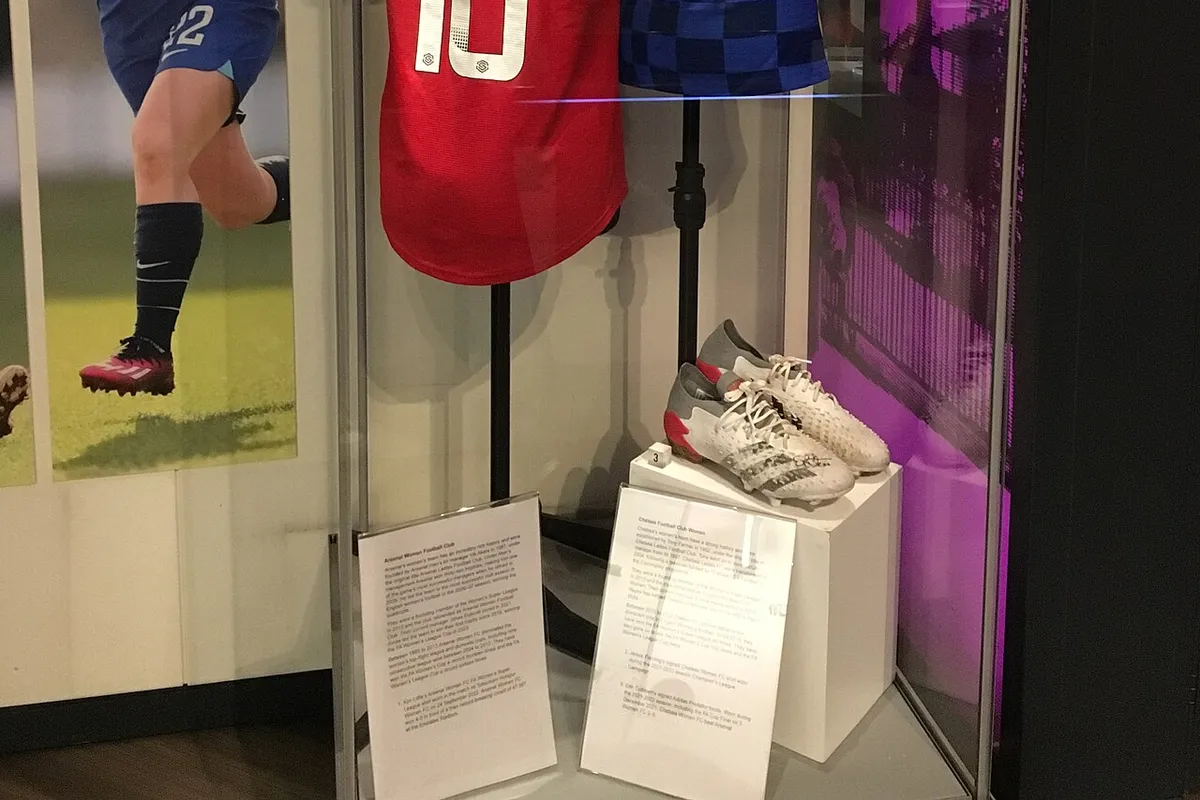 Camisetas de Kim Little, del Arsenal, y Jessie Fleming, del Chelsea, exhibidas en el National Football Museum.