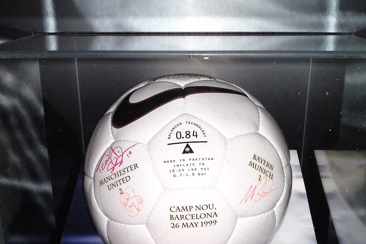 Balón Nike NK 800 Geo utilizado en la final de la Champions League de 1999 entre Manchester United y Bayern Múnich.