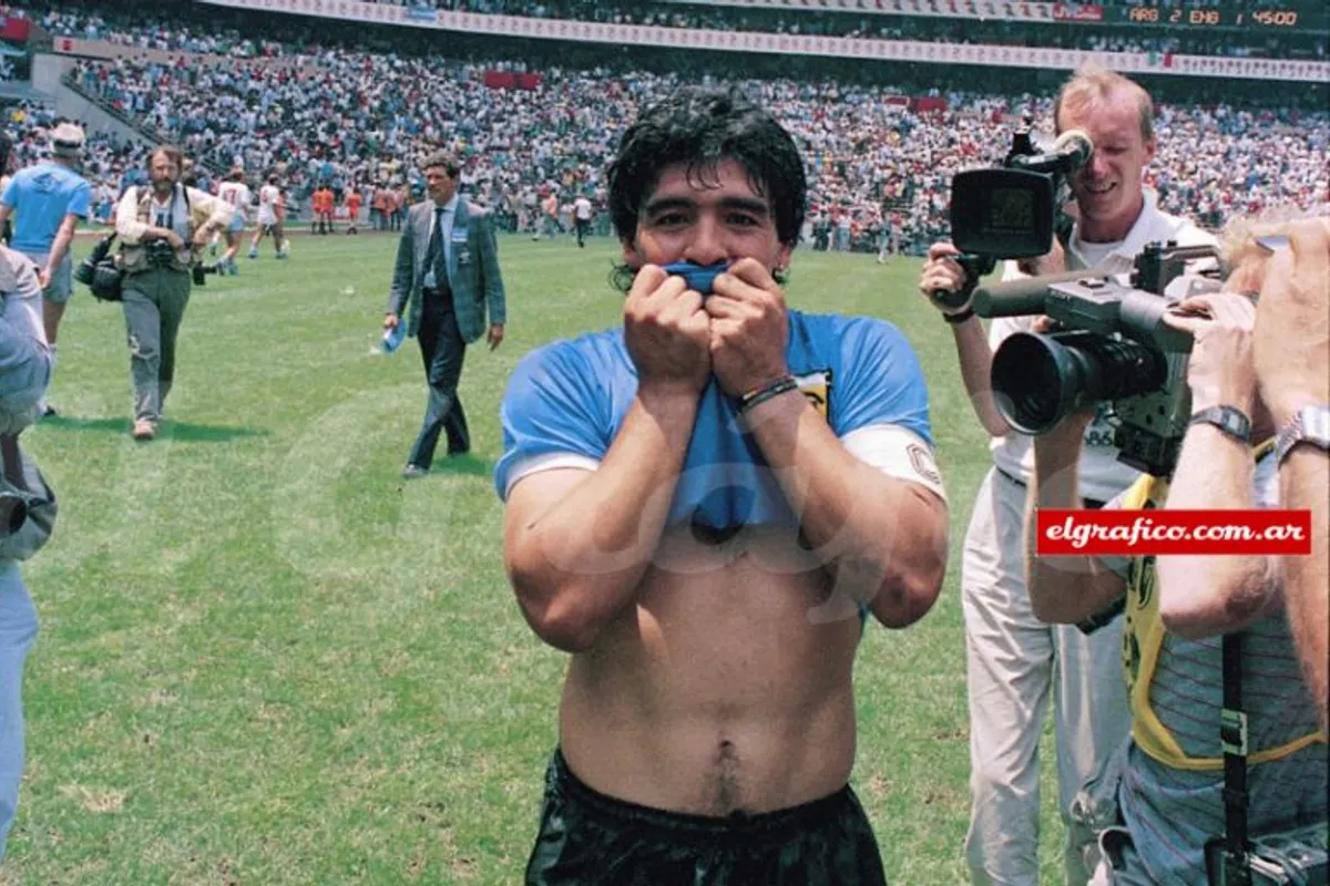 Diego Maradona besa la camiseta de la Selección argentina tras marcar dos goles ante Inglaterra en el Mundial de 1986.