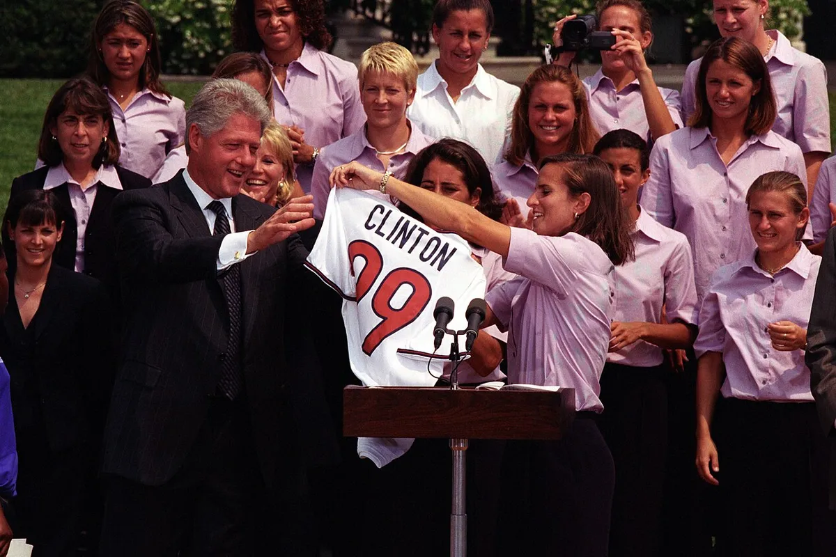 Camiseta de fútbol de la selección femenina de Estados Unidos con el nombre «CLINTON» y el dorsal 99.