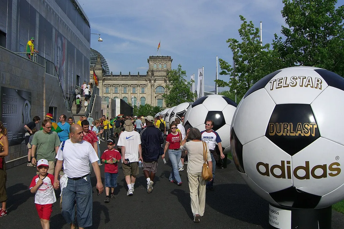 Exhibición de pelotas oficiales de los Mundiales de fútbol fabricadas por Adidas.