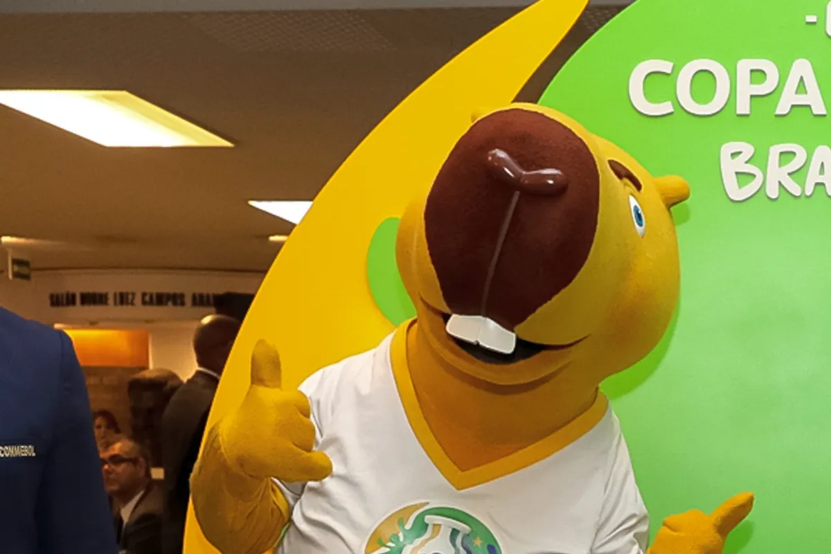 Zizito, la mascota de la Copa América 2019, junto al presidente Jair Bolsonaro.